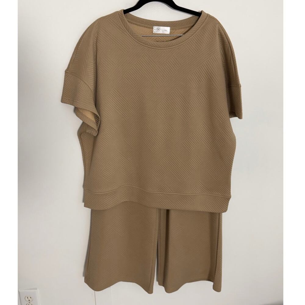 Liam & Co. 2pc tan Geometic texture 2pc set
